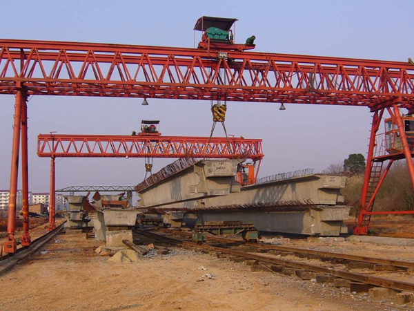 如何正確佩戴個人防護裝備進行龍門吊作業(yè)？