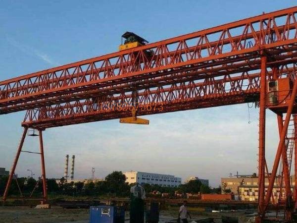 如何正確佩戴個人防護裝備進行龍門吊作業？