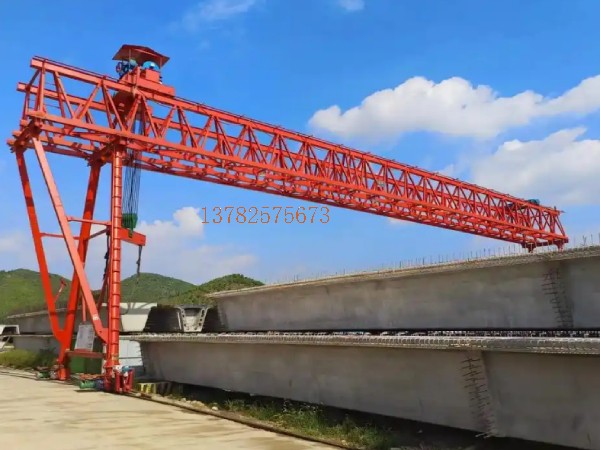 龍門吊門式起重機(jī)作業(yè)時確保下方人員**的規(guī)范有哪些?